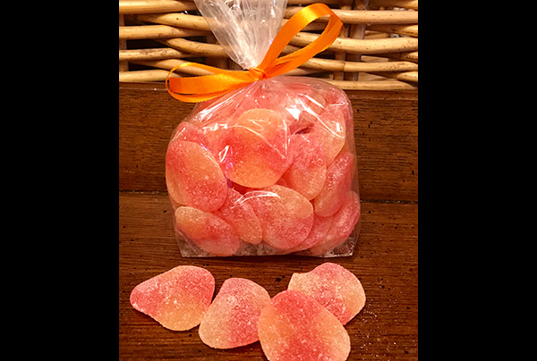 Gummi peach slices